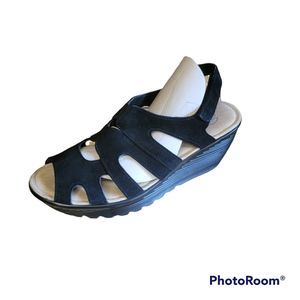Skechers Cali Parallel Wedge Sandals. NWOT. Size 8.5.